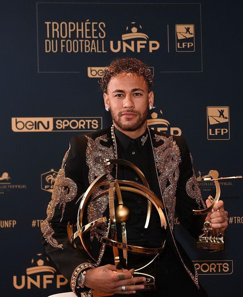 帮助她在波 帮助她在波